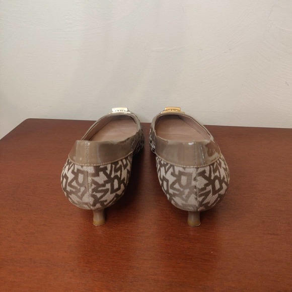 DKNY Women's Shoes Pumps Low Heel Brown Logo Gold Accent Size 8. - Picture 3 of 7